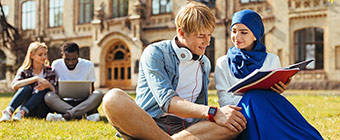 Lovely curious students learning new things together 
            Keine Bildbeschreibung verfügbar