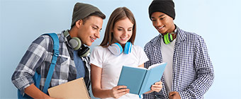 Portrait of young students on color background 
            Keine Bildbeschreibung verfügbar